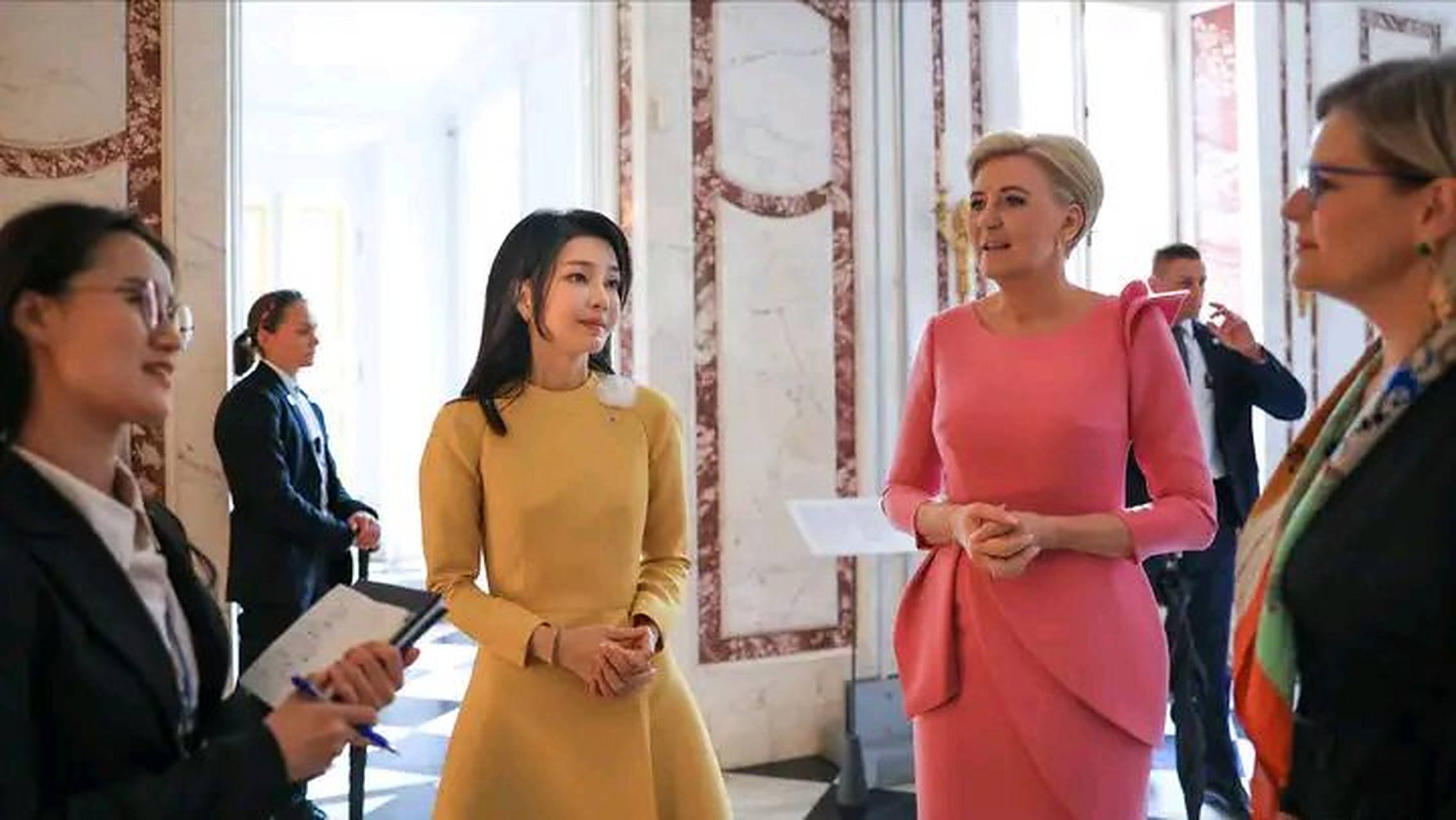 波兰第一夫人请金建希共进午餐,虽然两人年龄相差一岁,但是后者更显