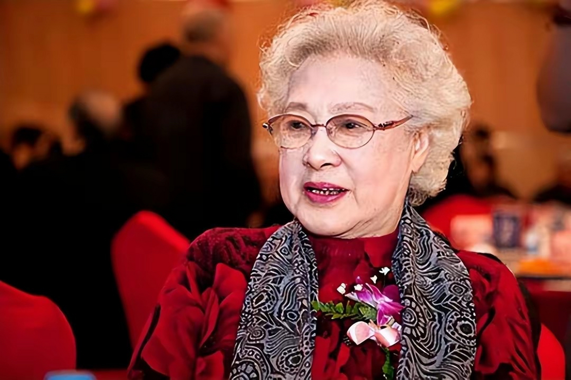 仅是看到秦怡,哪怕只是一张照片,你都能清楚地意识到这一点,仪态优雅