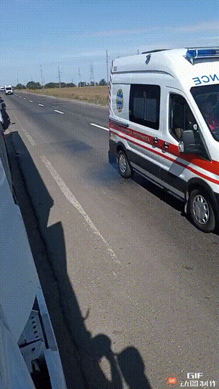 反攻的血腥后果:一列救护车从尼古拉耶夫地区的前线向敖德萨方向行驶.