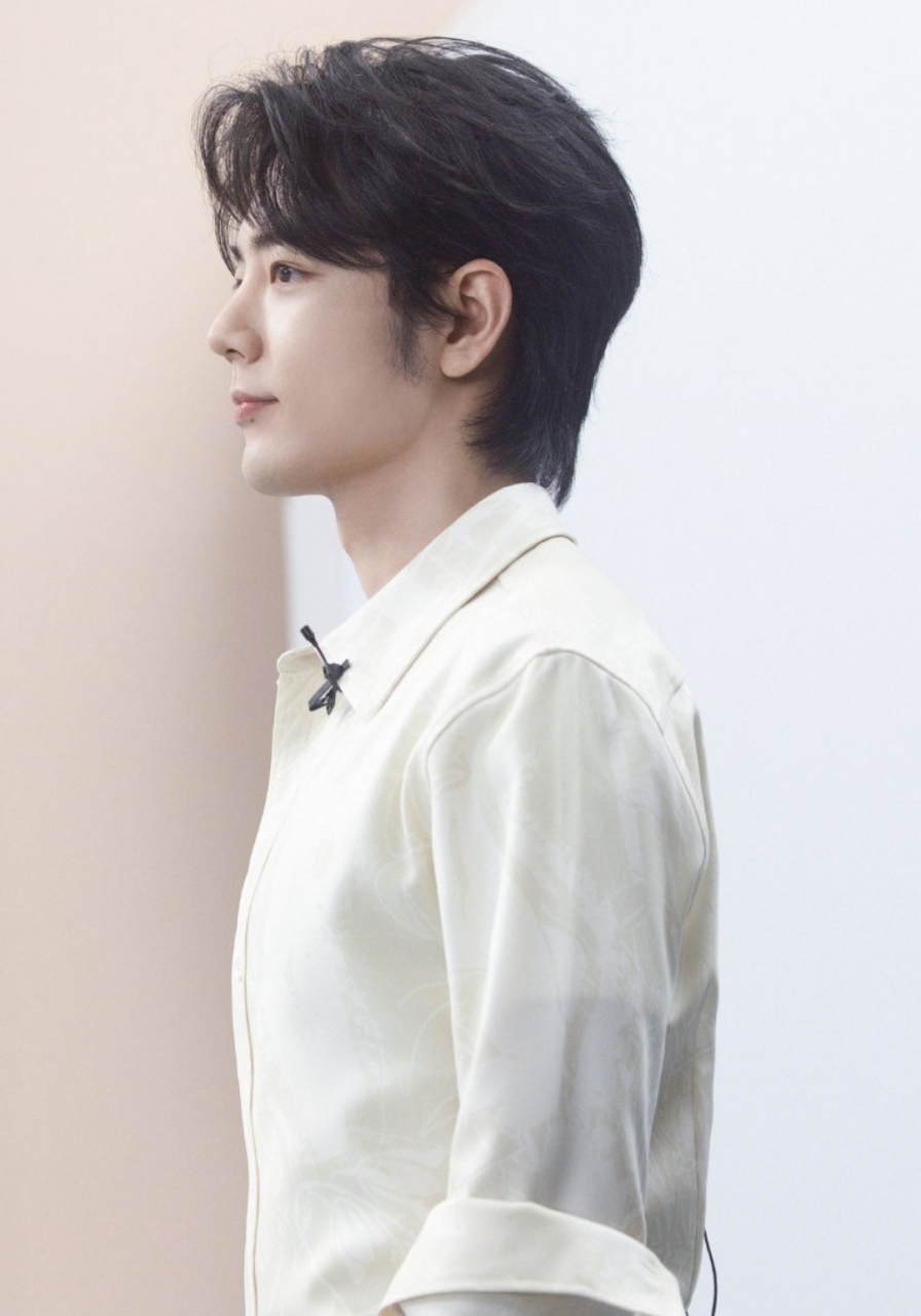 肖战现身品牌活动,一身白衣好似现实版王子,现在的头发长度做造型显得