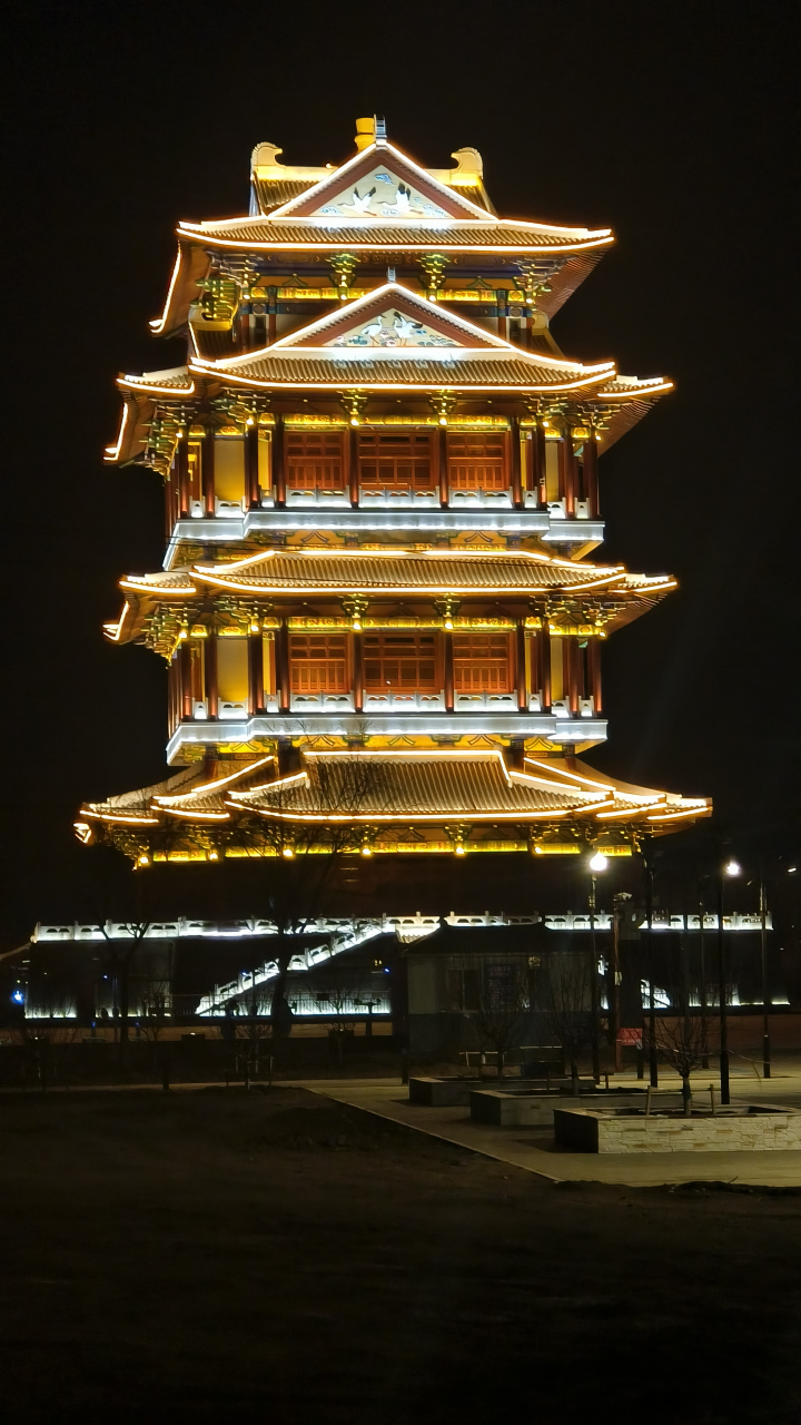 白鹤楼的夜景很美,虽然这几天天气不是很好,总是阴天,白天雾蒙蒙的有