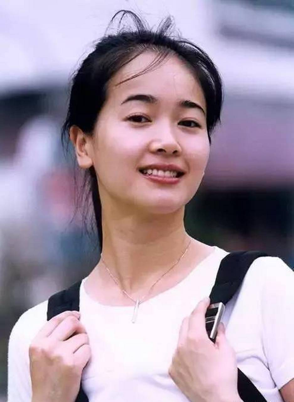 一眼认出了秦海璐 证明没有整容 还是原来的样子 左边的说是左小青 不