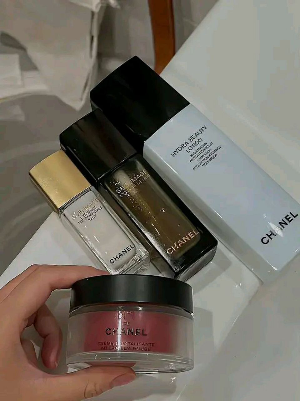 识人术吸烟的动作  一,轻轻敲打,将烟熄灭的人 这种人做事慎重,善于