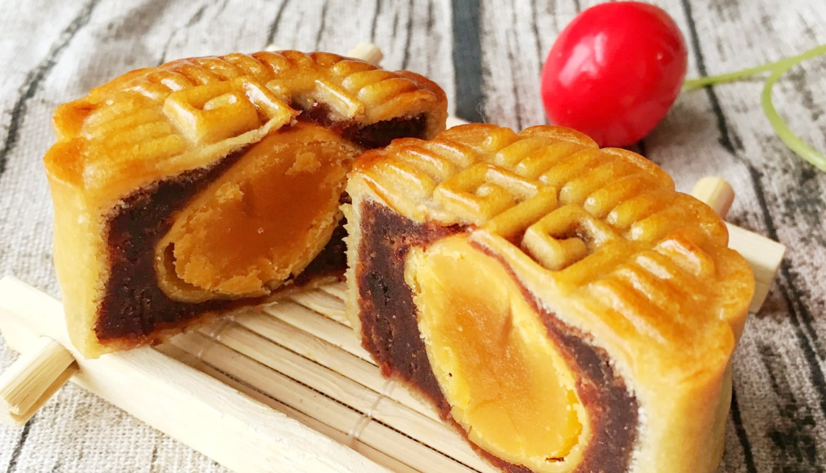 香芋咸蛋黄广式月饼,饼皮软糯又柔和,香芋细腻蛋黄美味