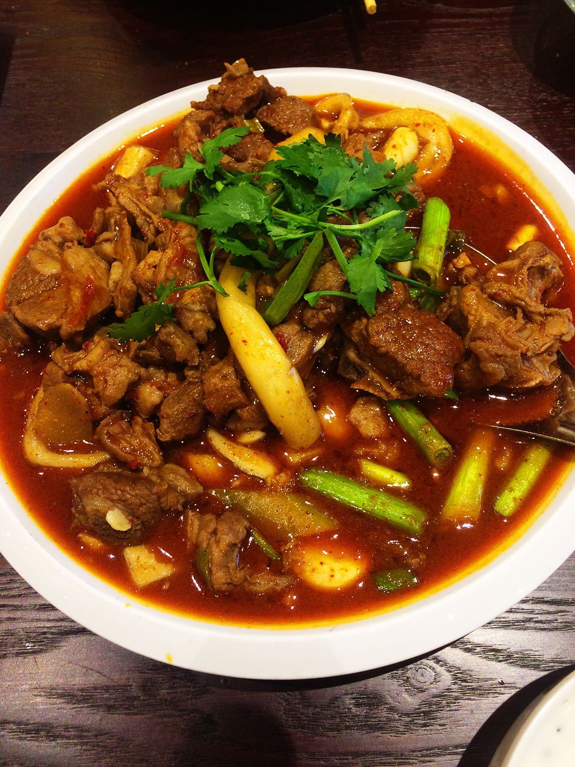 选取母乳育肥30-45日龄左右滩羊奶羔,肌肉纤维细,交联少,嫩度高,纸级