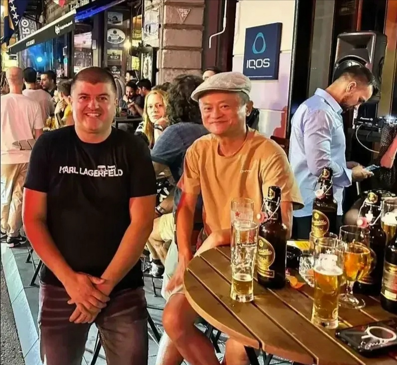 马云现身波黑萨拉热窝,在酒吧门口要了一瓶在中国市场都快绝迹的玻璃