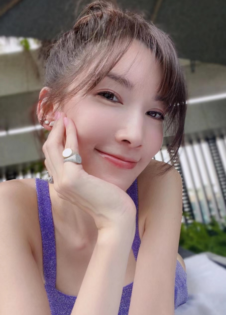 林志颖老婆分享度假自拍,陈若仪梳着丸子头表情俏皮,单手托腮气质有点