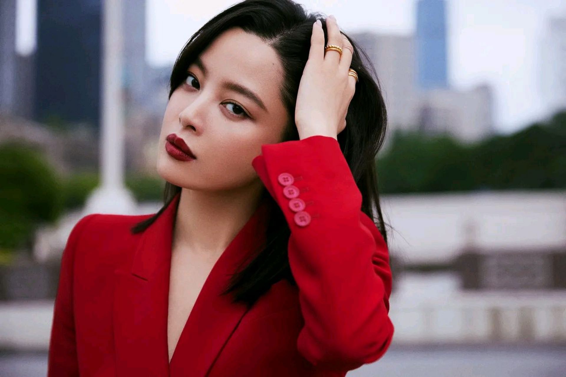 辛芷蕾红色西装造型 优雅又美飒!  #娱乐八卦# #爆款练习生