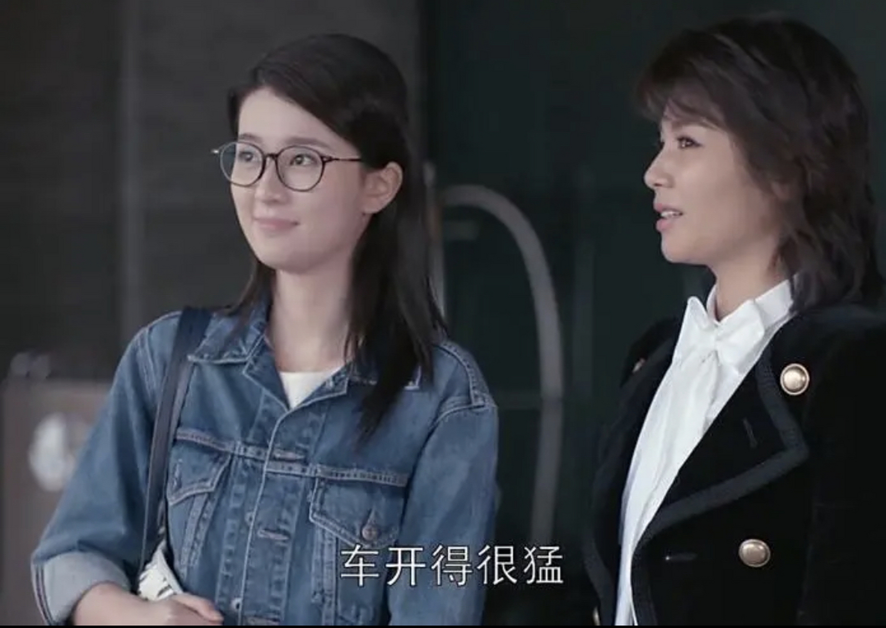 《欢乐颂2》中,关关带着曲筱绡和安迪跟海归相亲对象舒展一起吃饭