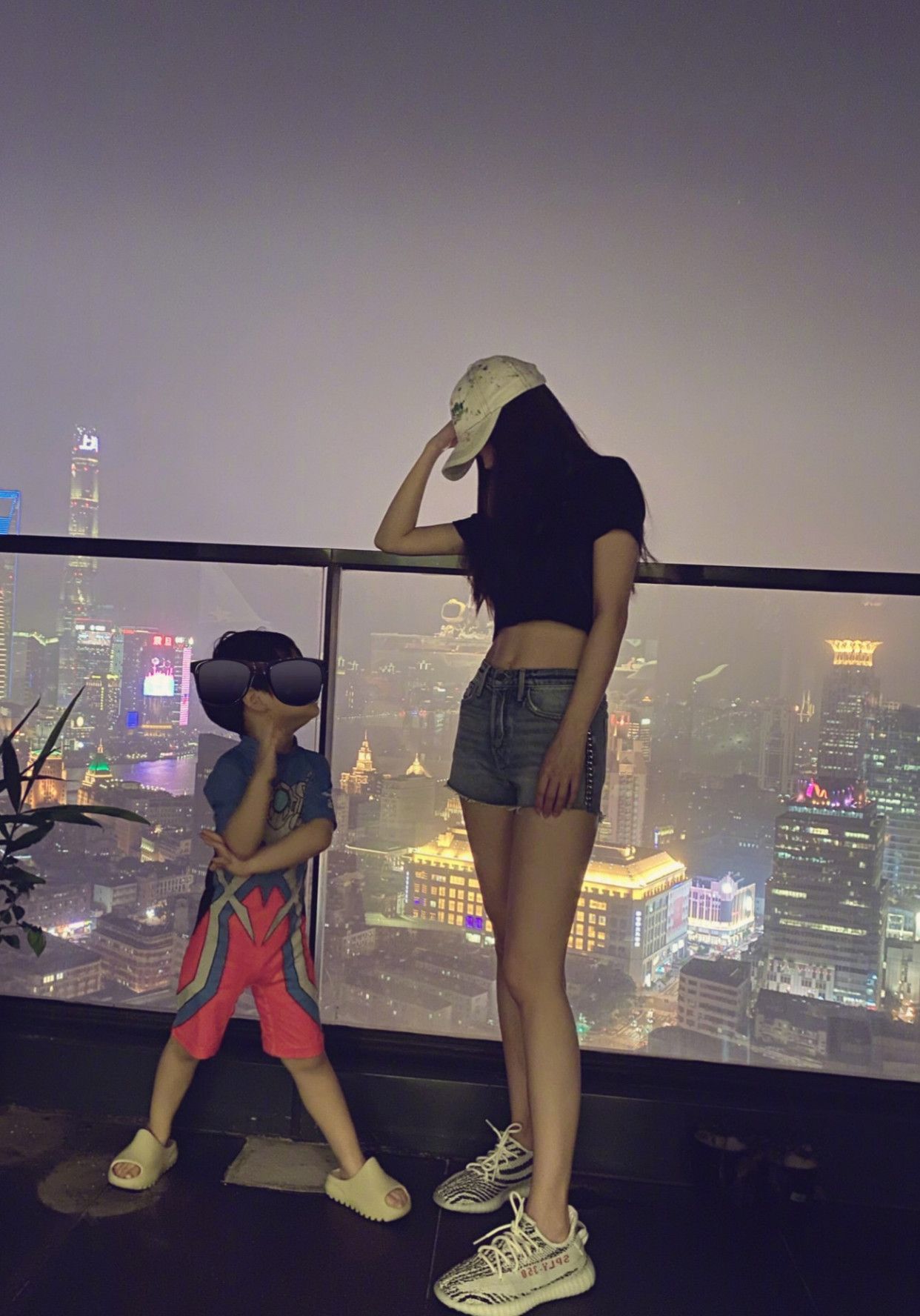 angelababy发出跟儿子小海绵玩耍的合影,和黄晓明感情成谜