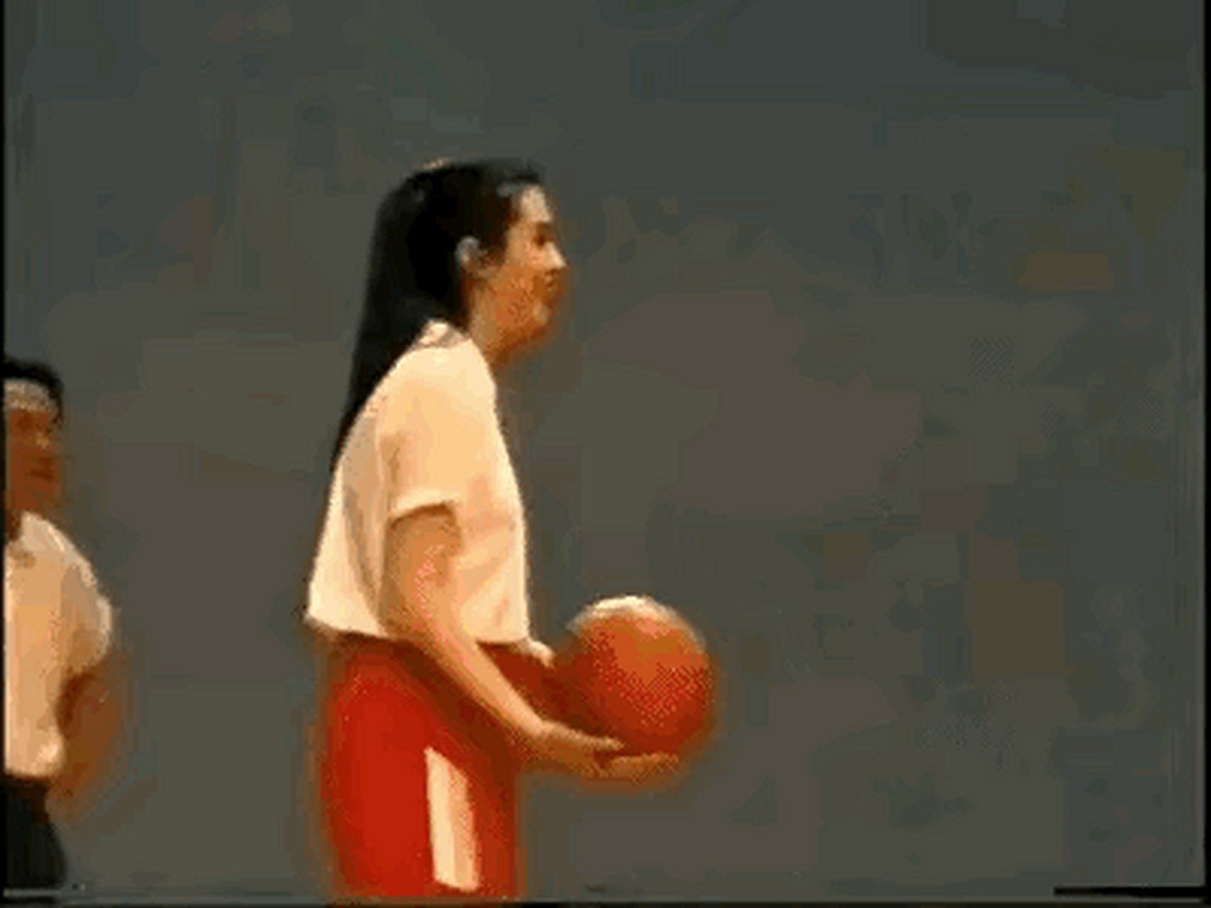 王祖贤早期打篮球照片! 不愧是运动员出身,技术很精湛.