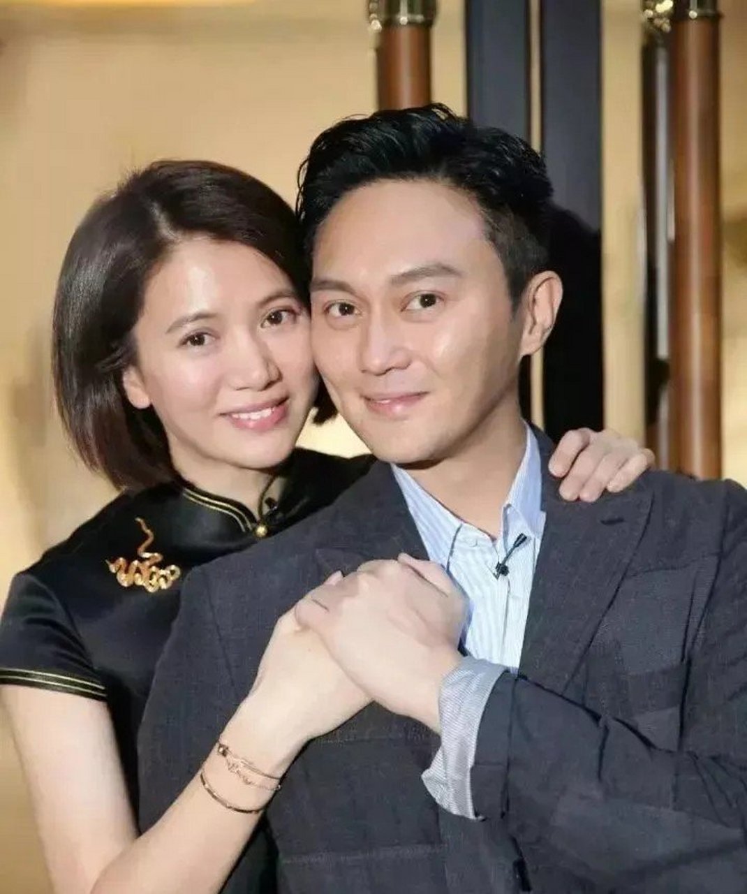 有一次,吴镇宇开玩笑地说:"张智霖最大的优点就是娶了袁咏仪,因为这样