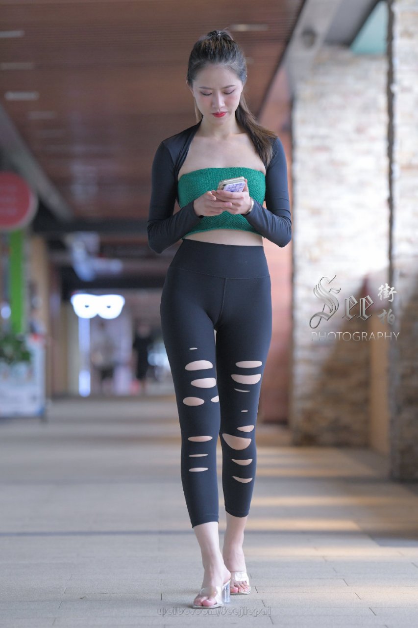 瑜伽裤运动装也可以很时尚~#时尚街拍# #街拍