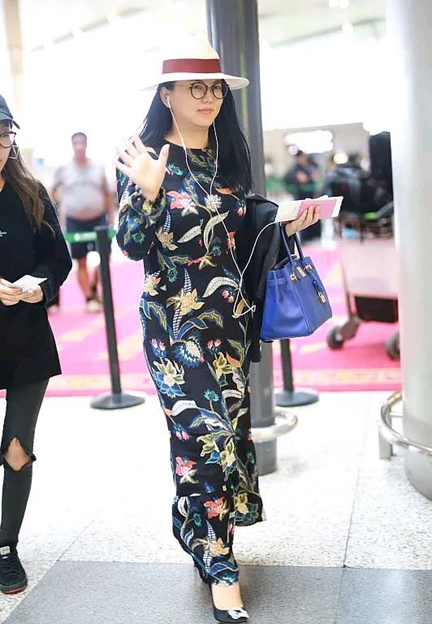 李湘胖得真有韵味,肉全长对了地方,穿印花长裙优雅并不显胖