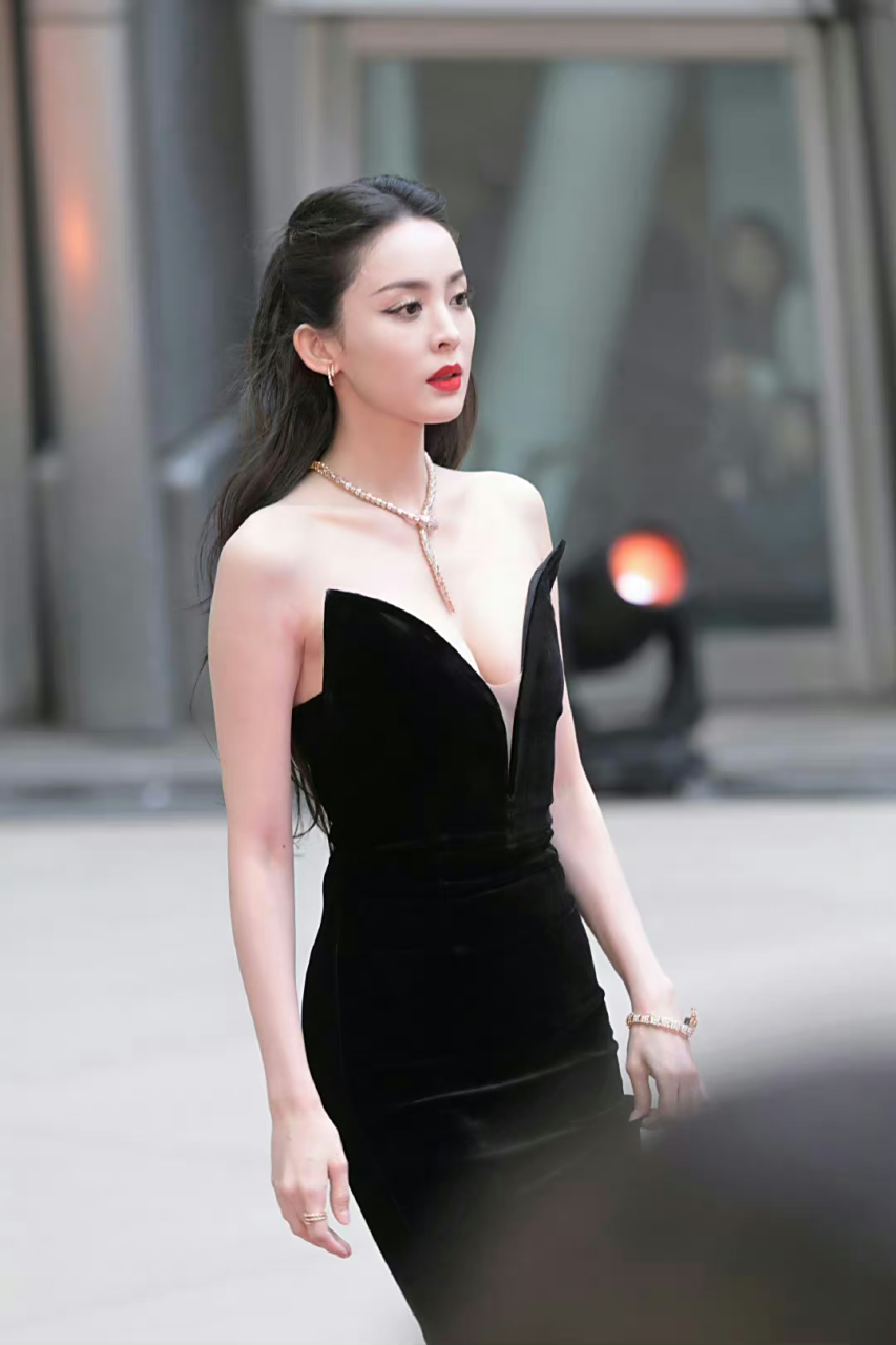 古力娜扎美照,身材真的是太性感迷人了!#养眼美女