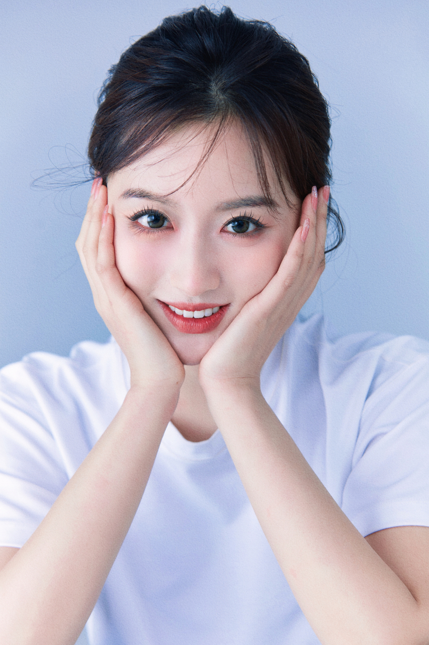 美女演员"郁葱"