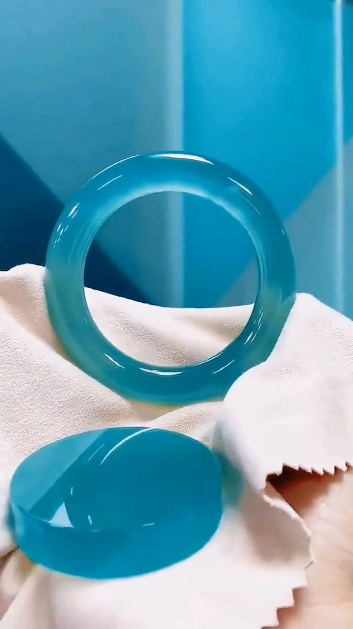 蓝水(天空蓝)翡翠手镯介绍