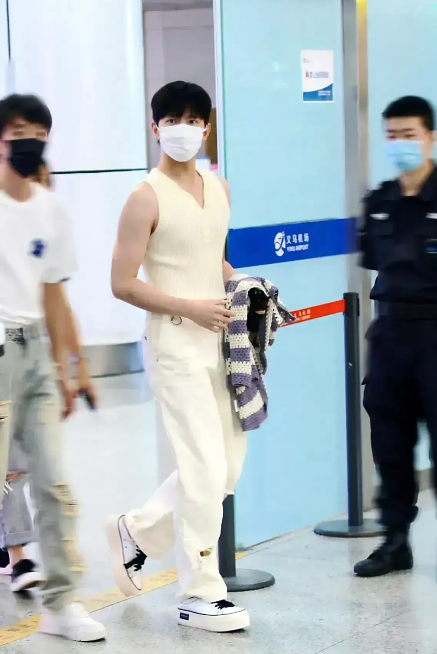 杨洋穿了个无袖,好身材一览无余.