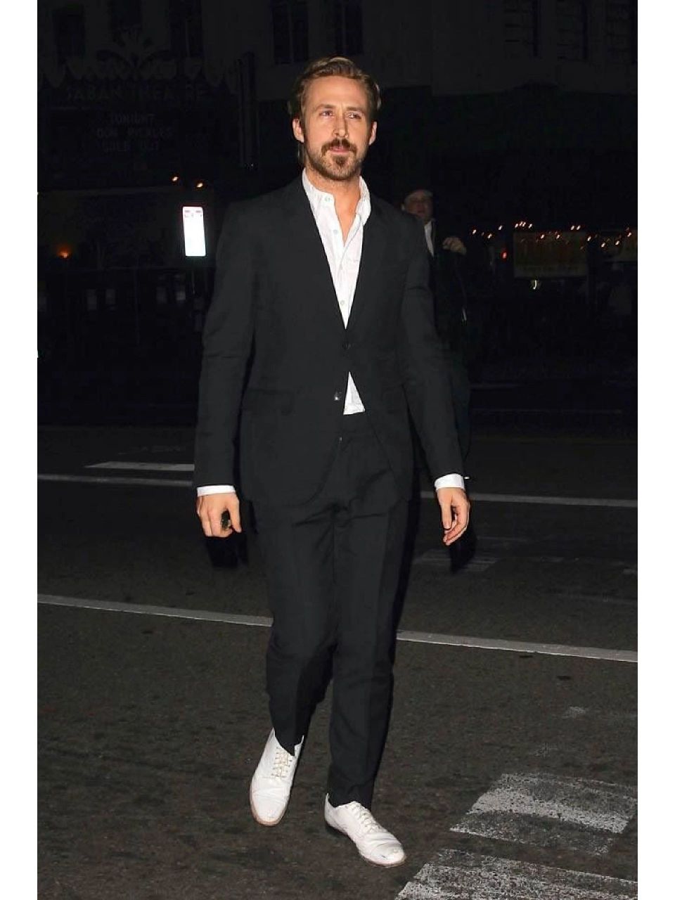 西装配小白鞋还是挺好看的.