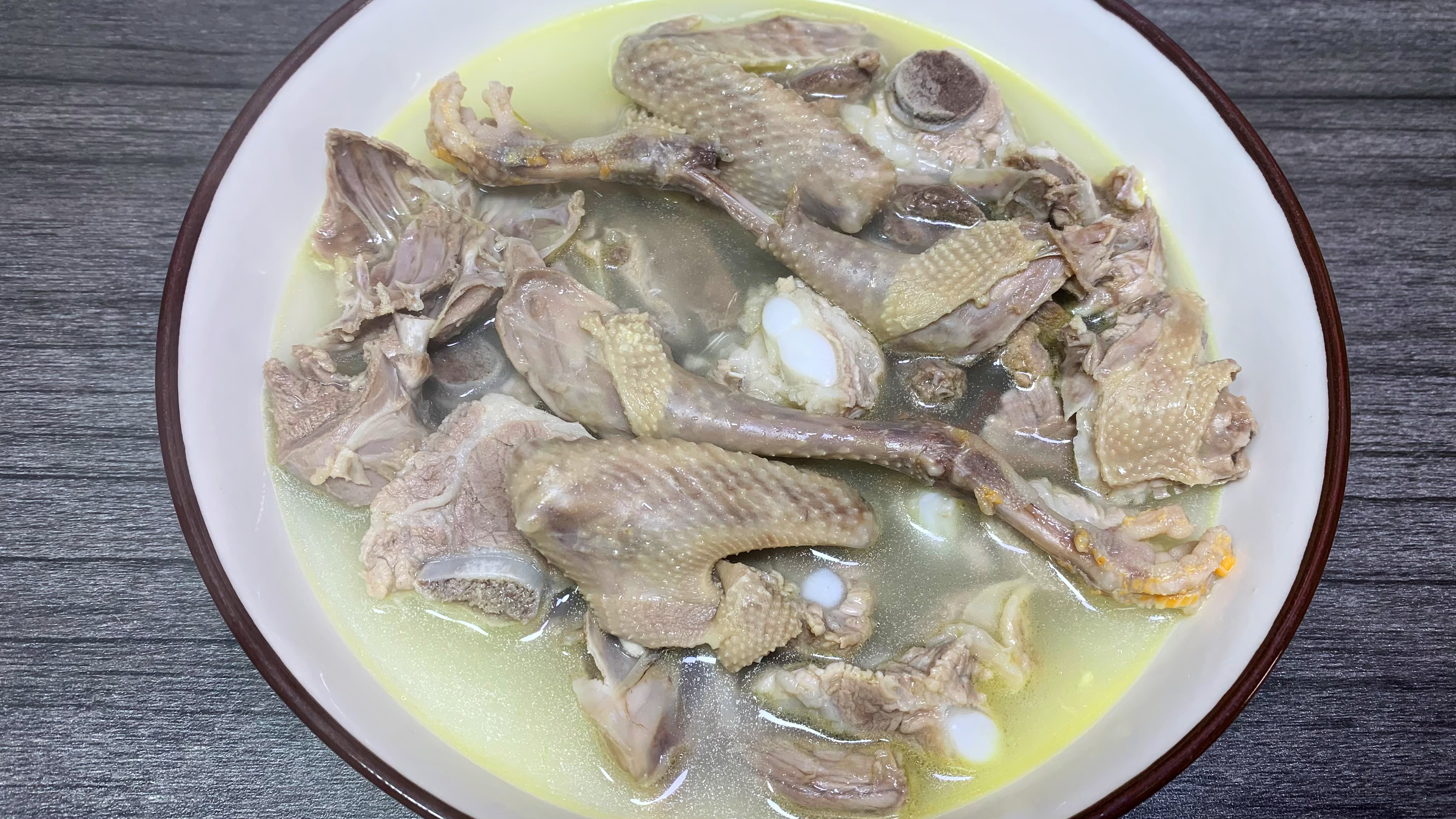 天冷给家人炖一锅鸽子排骨汤,汤鲜味美,肉嫩软烂,暖心又暖胃