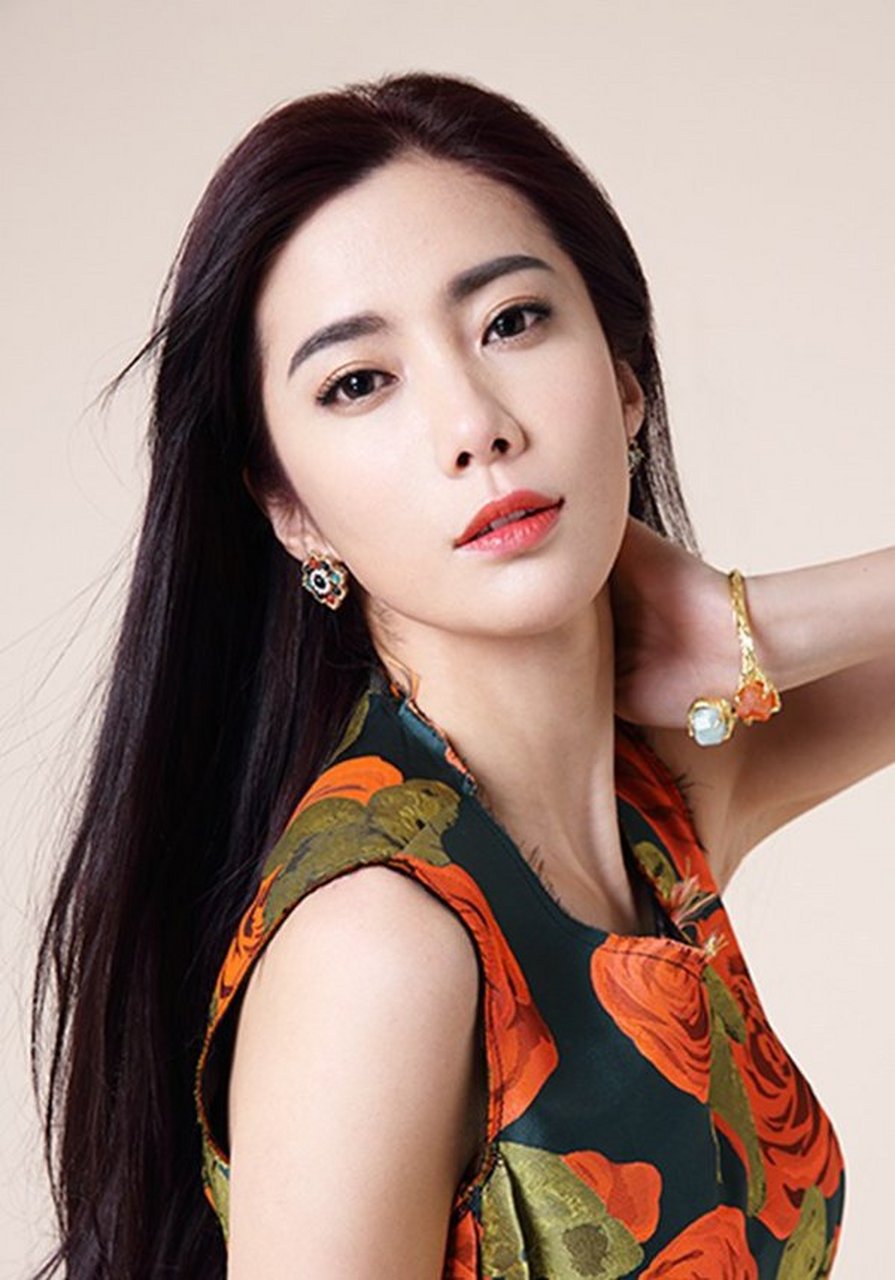 王珂,清丽脱俗的女神,美丽动人,颜值可塑性强,美的让人羡慕不已.