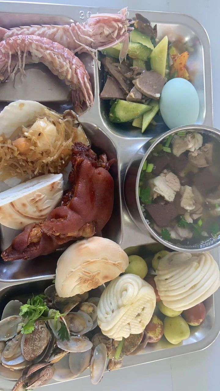 新进公司的工作餐,含泪吃了两大碗米饭