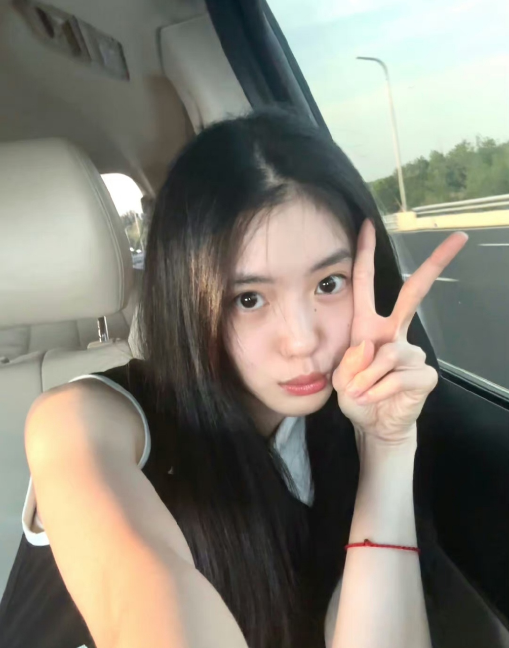 刘浩存晒自拍比耶,她的手指特别修长,脸上满满的胶原蛋白,年轻就是有