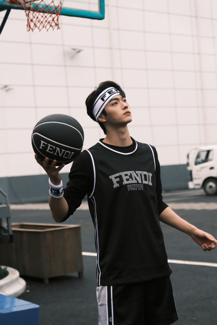 喜欢打篮球的许凯[小红花]