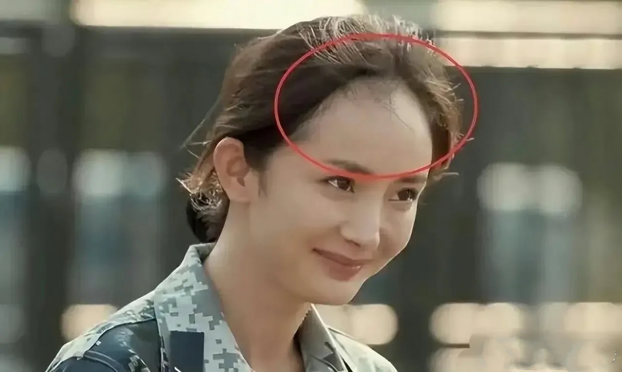 快看杨幂生发成功. 她再也不用为高额头秃顶被人拍到担心了.