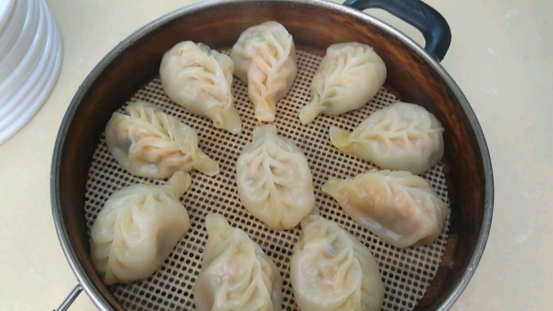 皮薄,馅多的小蒸饺,味道是真心好,刚蒸出来是最好吃的