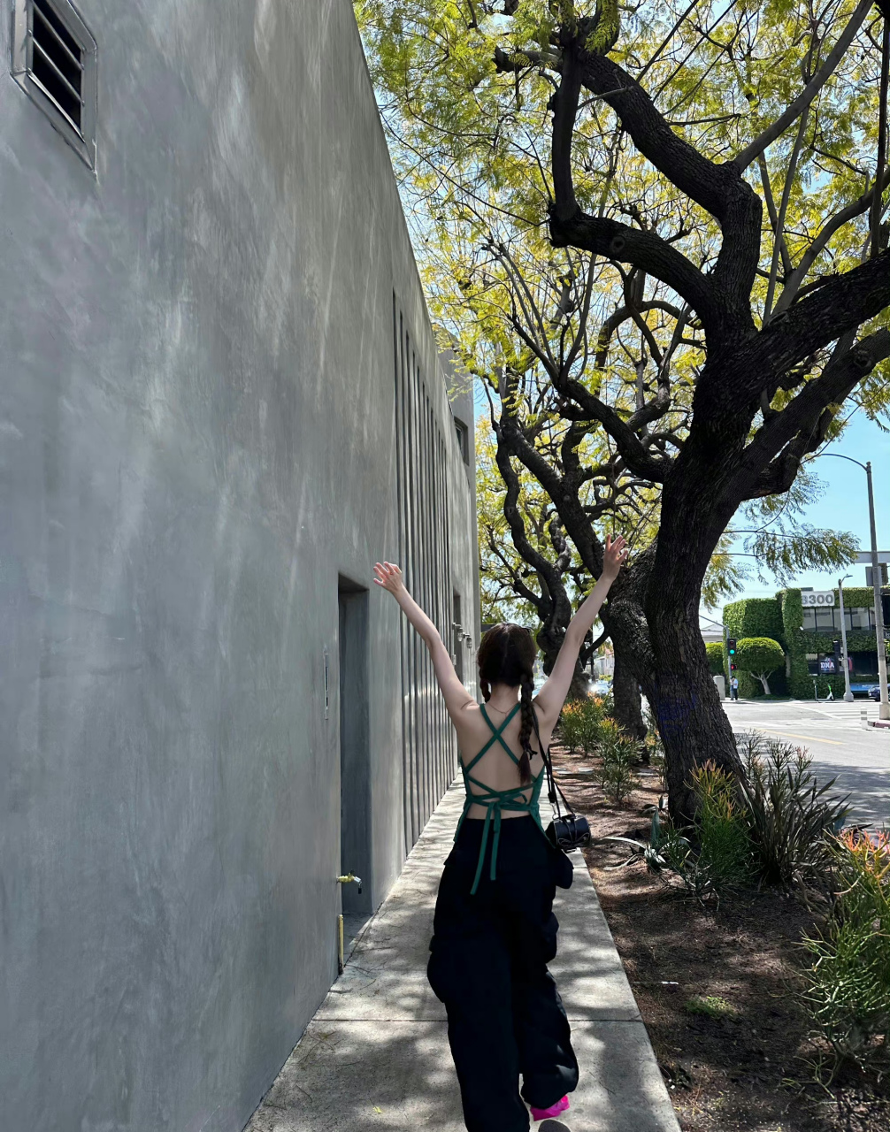 虞书欣绑带露背造型,背部线条秒了!好爱辣妹[爱你]