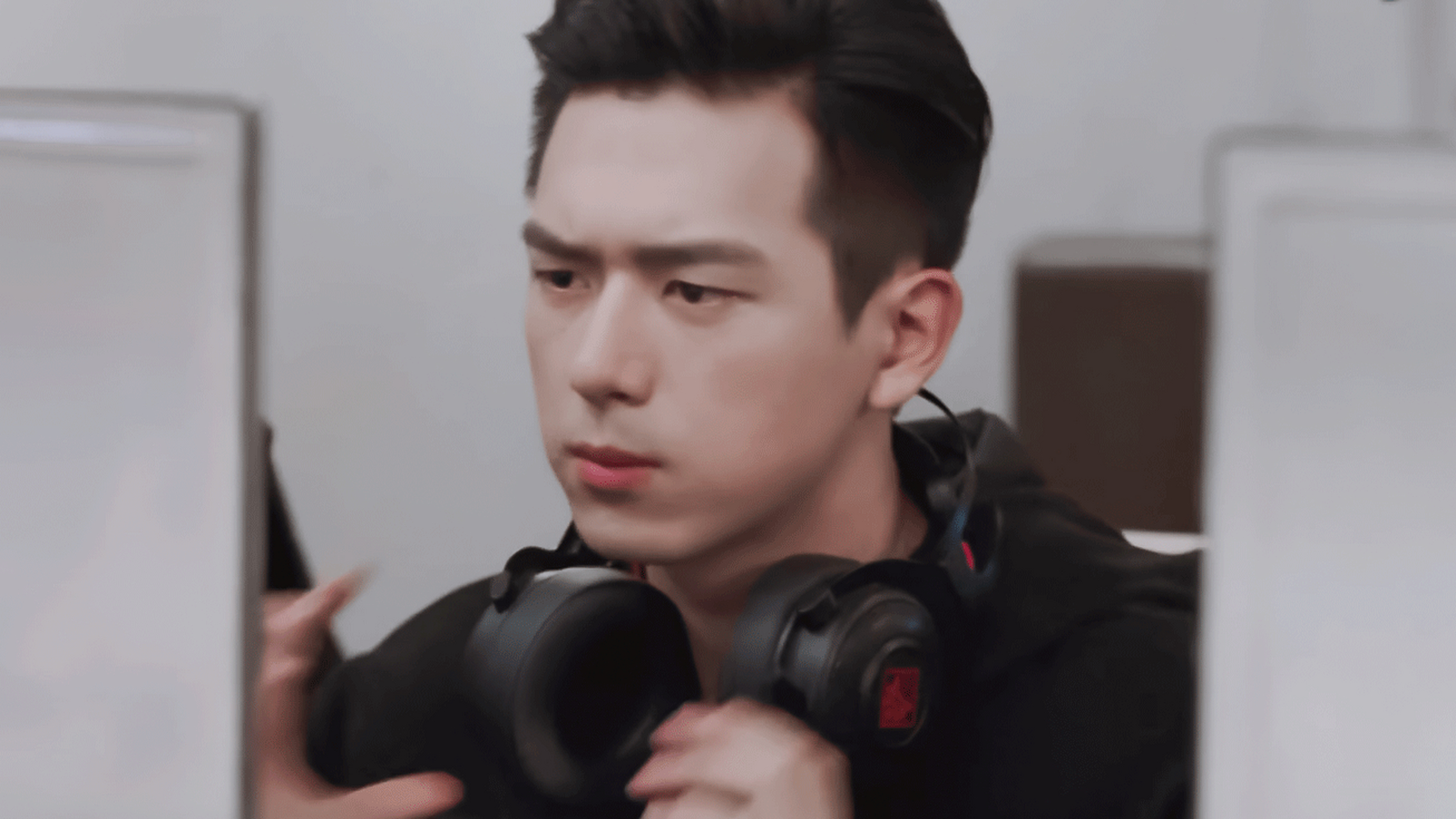 谁说我们李现只会皱眉,就算只会皱眉人家也皱的很可爱啦!