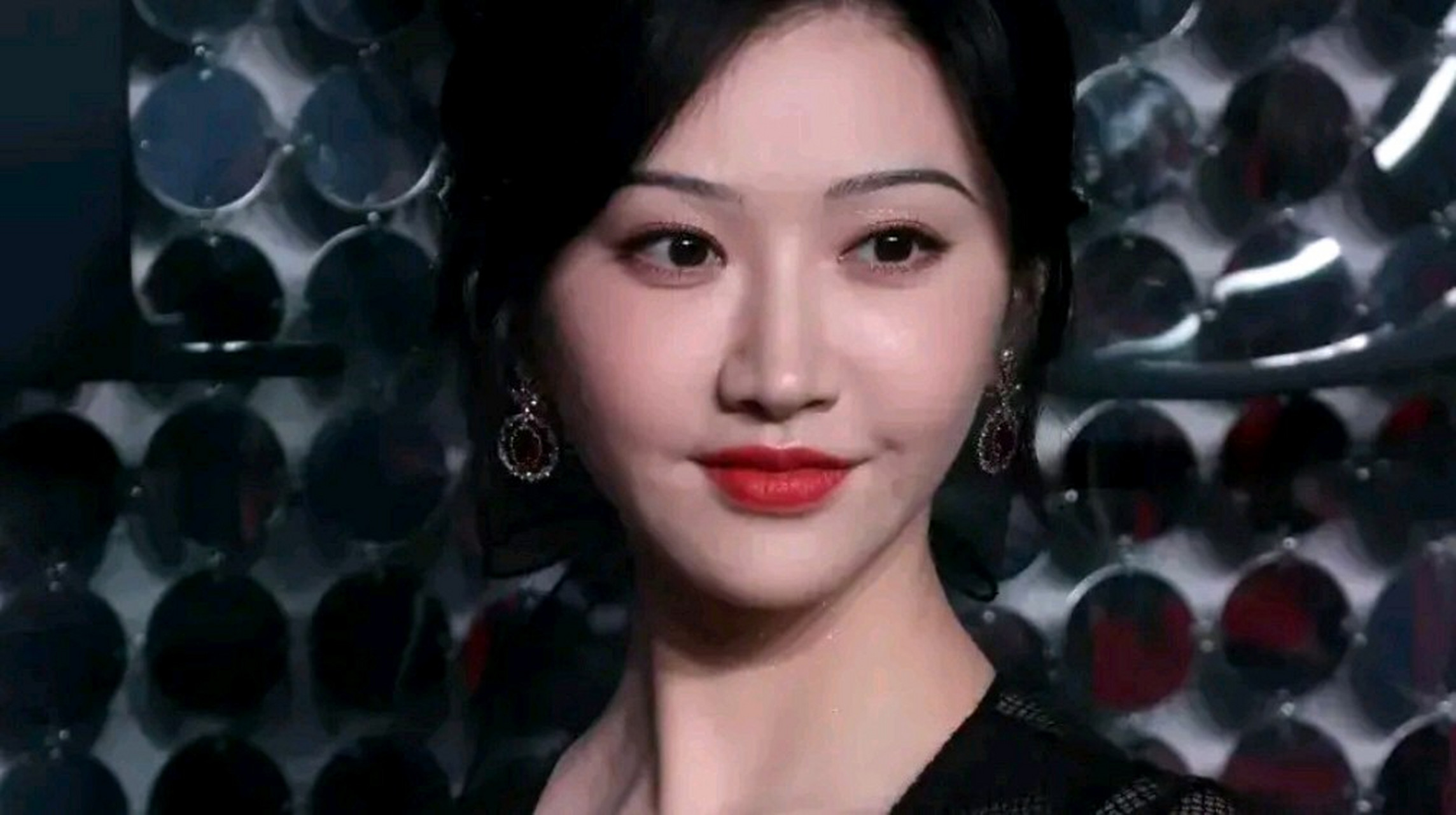 怼脸拍景甜大变样:撞脸多人似换脸,网友直呼认不出  许久不见的景甜近