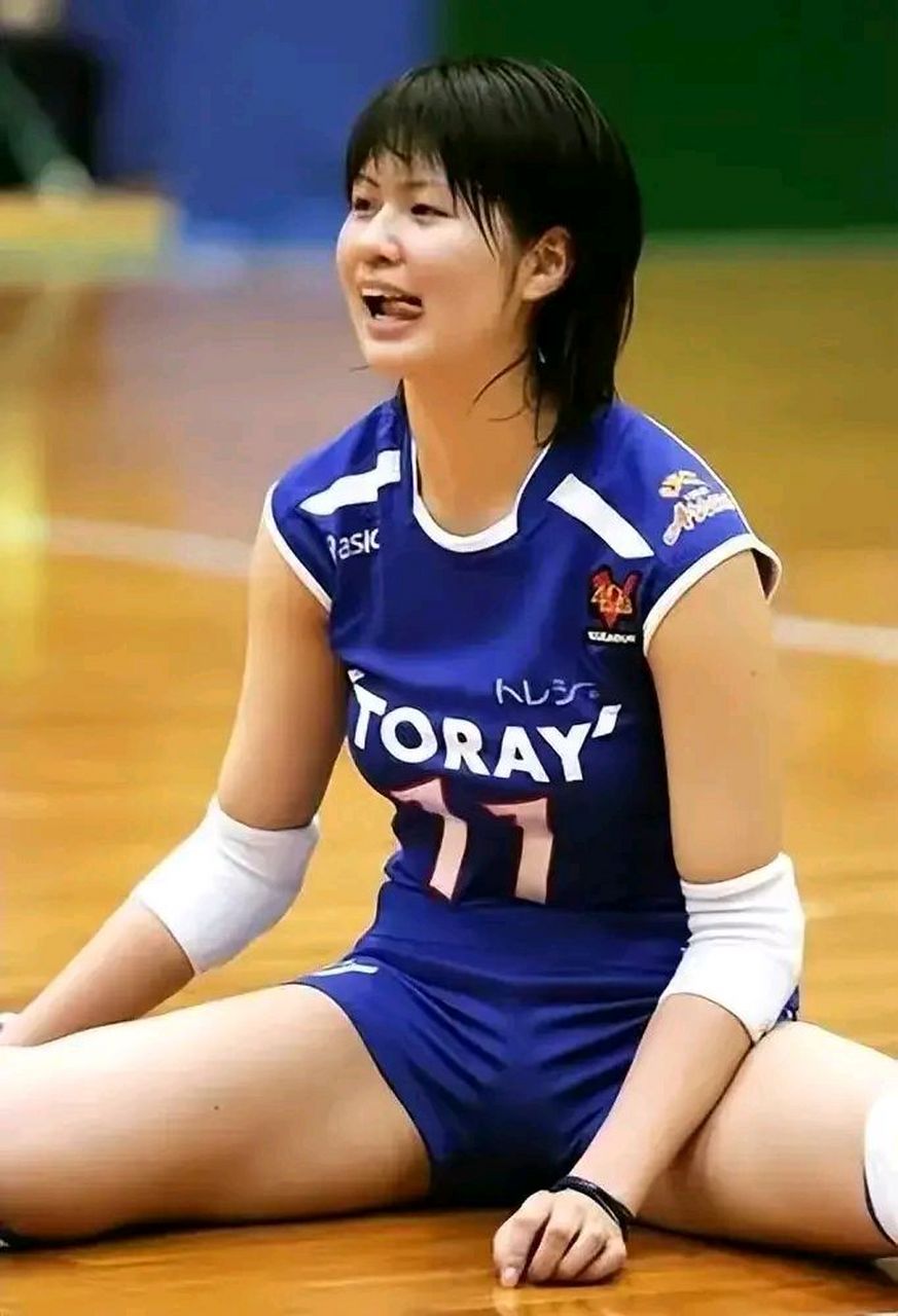 木村纱织是一位备受瞩目的日本女排球员,以她出色的球技和傲人的