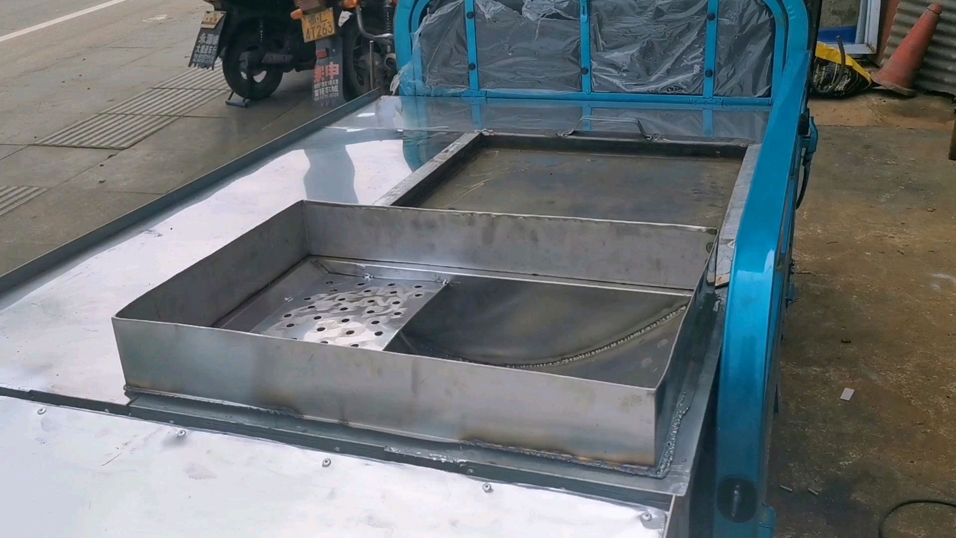 定做铁板烧小吃车做好,今天去焊到三轮车上,以后就专业摆摊了