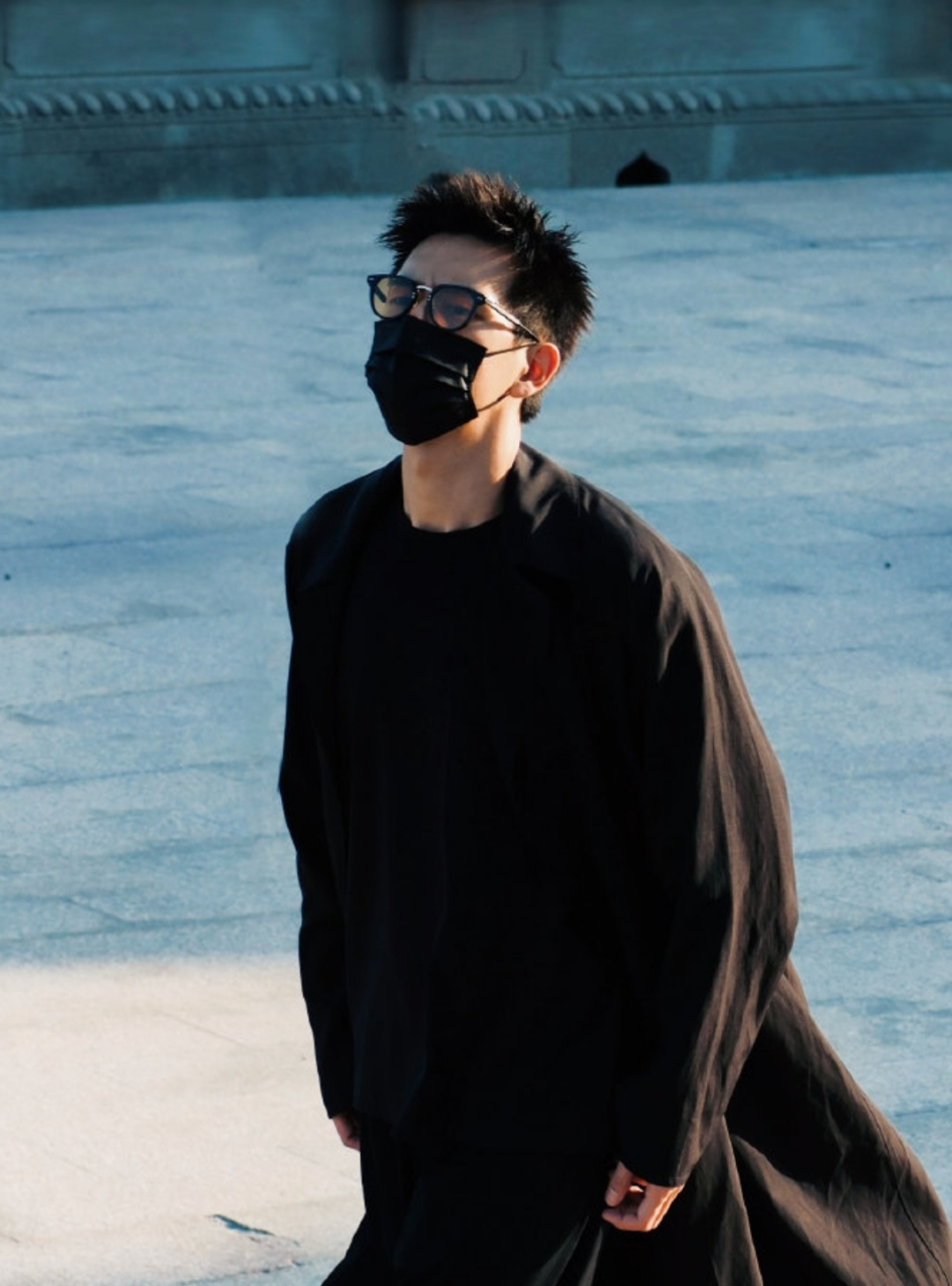 李现晒近照,寸头变长了气质好man,一身黑衣在海边耍帅气场十足.