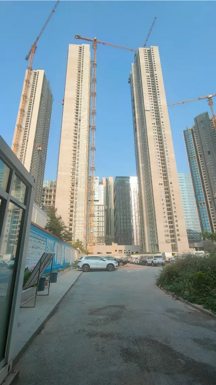 深圳南山的人才房～ 60层,均价3-6万一平～ 周边房价都是10万 ~ 为啥