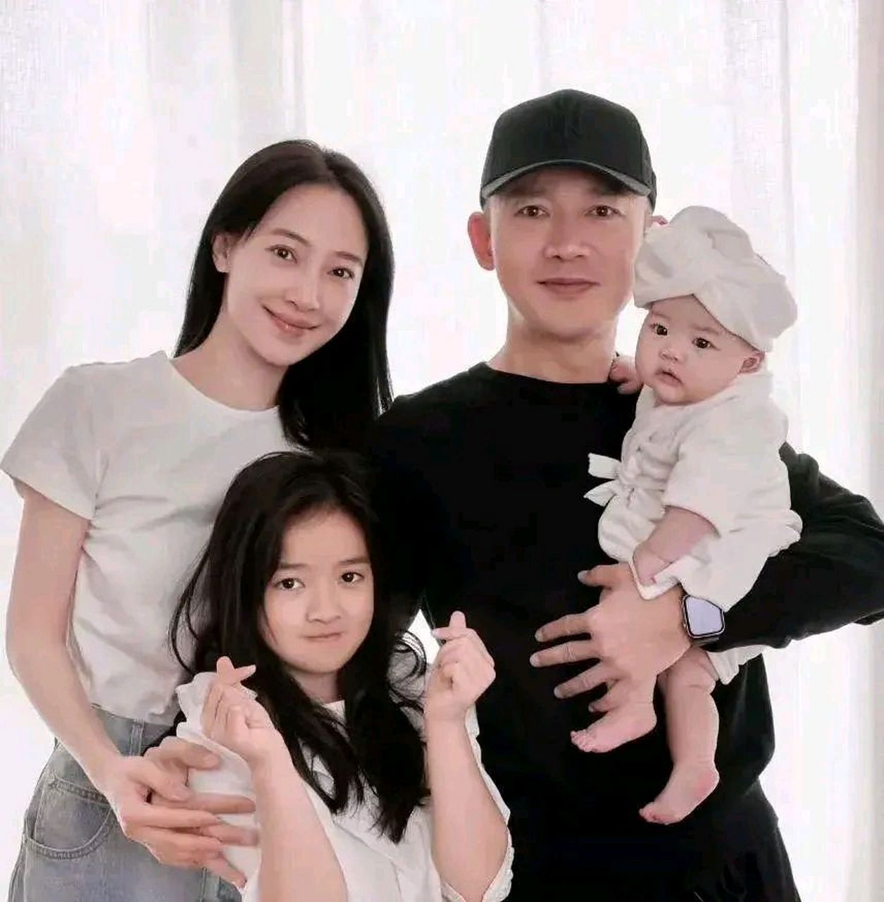 聂远全家福,一对儿女萌萌哒好漂亮啊,妻子好美,影清水出芙蓉,天然去