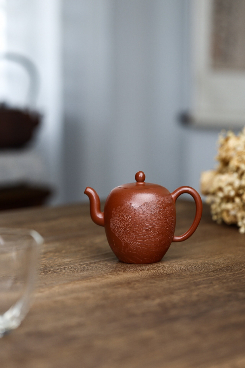 范承尧全手工制作的美人肩壶,壶身容量为210毫升,壶盖上具有七个孔.壶