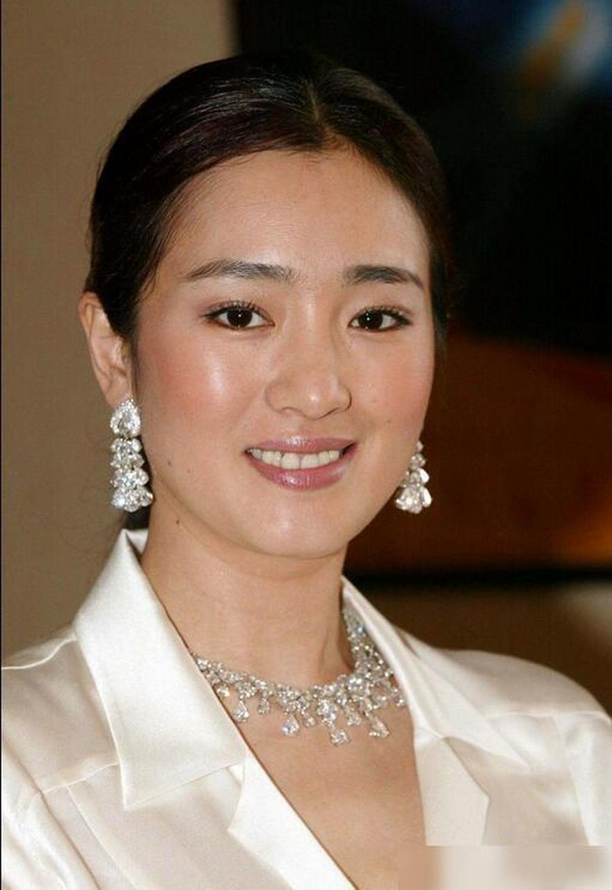 巩俐说:"我不觉得一个女孩子,有了美貌之后就拥有了一切,这是个很幼稚