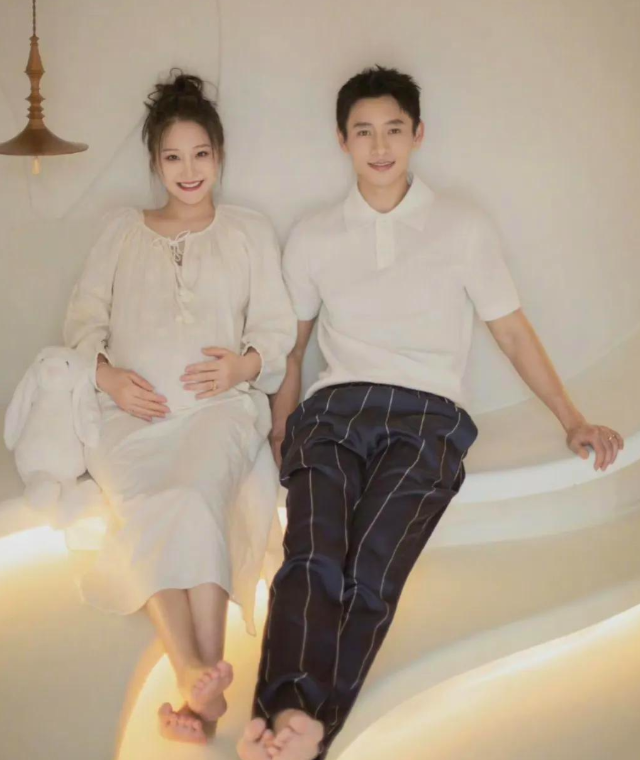 魏晨晒宝宝脚丫照官宣当爸爸,文案疑暗示孩子性别为男