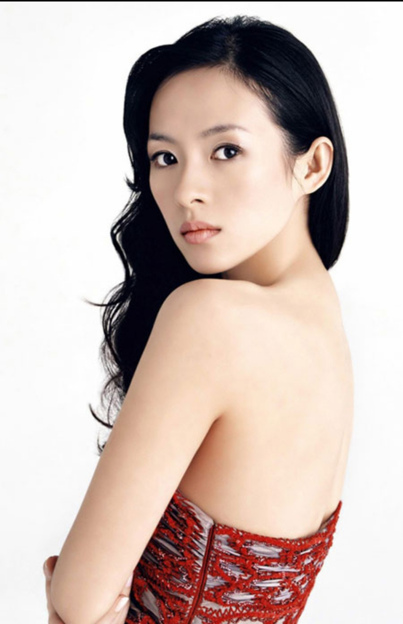 身穿泳装照的章子怡随已是两个孩子的妈妈,身材依旧如此火辣,婀娜多姿