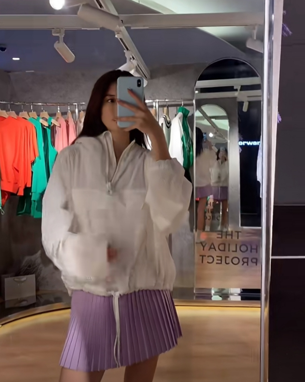 吴千语逛商场买衣服,她试了几件都挺普通的,而且吴千语拍照没开滤镜