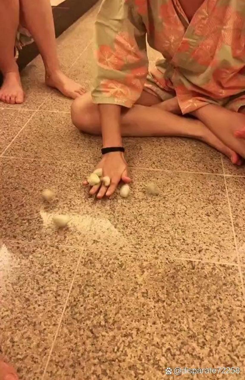 玩过这种五颗石子的,应该大多是70后,尤其是那个年代的乡下小孩,家里