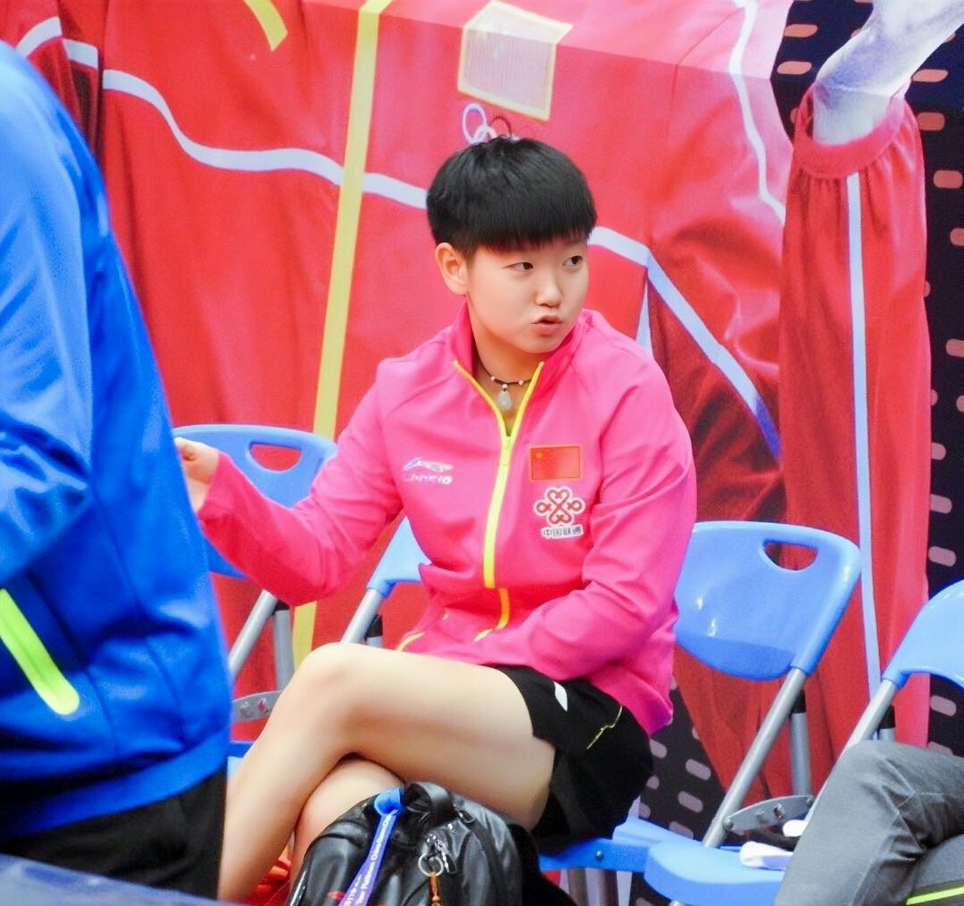 分享两张孙颖莎在16岁时的照片,那时候就已经少年老成了,好可爱