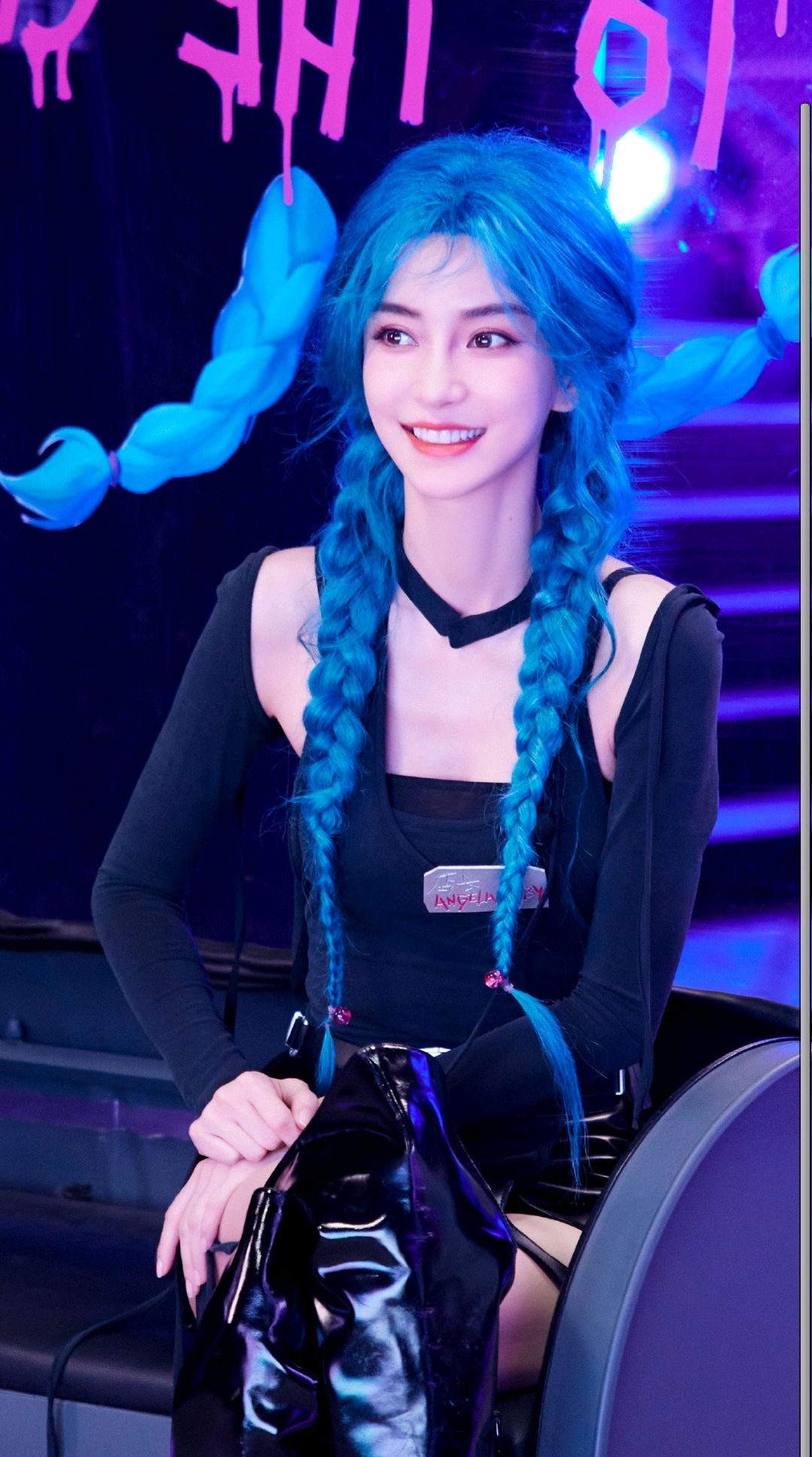 杨颖cos金克丝经典蓝发造型,身着黑色绑带皮裙的电竞少女又甜又酷