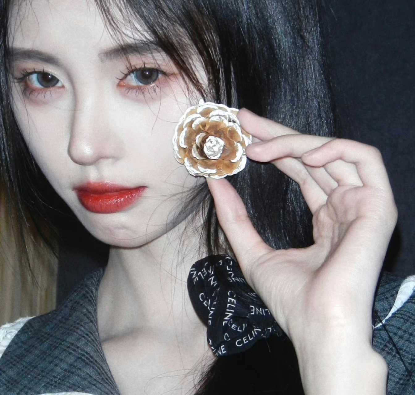 鞠婧祎晒初夏营业美照,粉底涂得超白,口红和美瞳一样也不落,精致到每