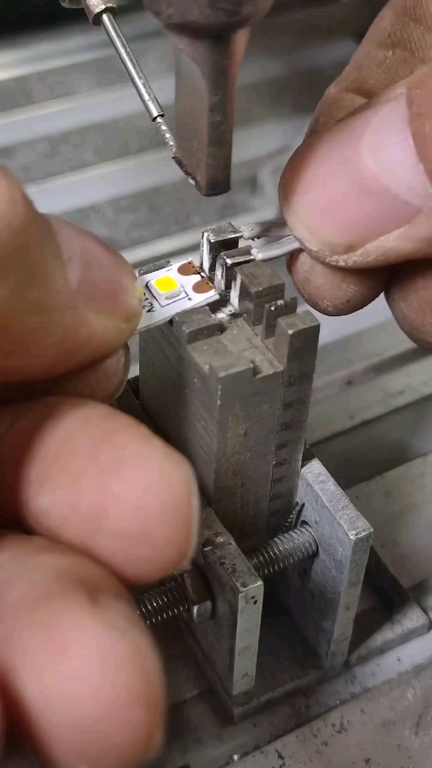 每天分享焊接小技巧 #灯带焊接 #电子产品-度小视