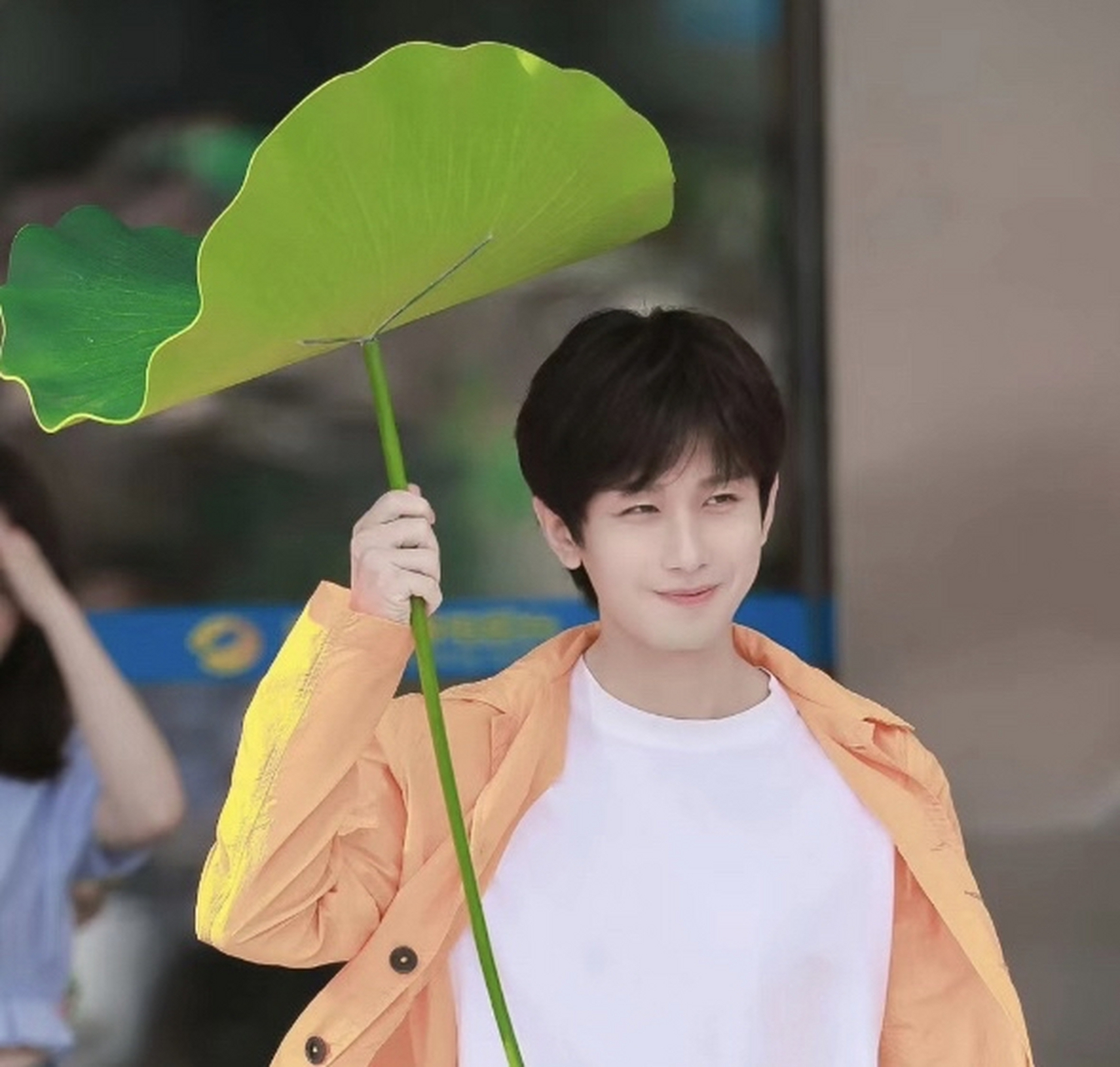 打着荷叶的成毅可爱死了,好有青春活力