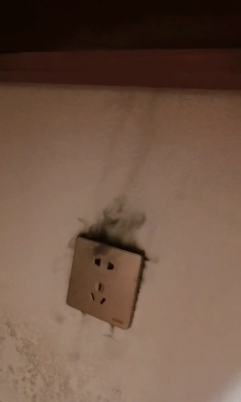 插座里面冒黑烟出来,这是什么情况,该怎么办呢?